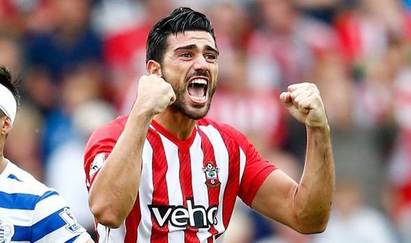 Pelle leaves Southampton for China 1