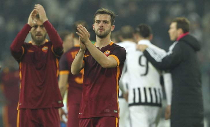 TURIN, ITALY - JANUARY 24: Miralem Pjanic of AS Roma salutes the crowd at the end of the Serie A match between Juventus FC and AS Roma at Juventus Arena on January 24, 2016 in Turin, Italy. (Photo by Marco Luzzani/Getty Images)