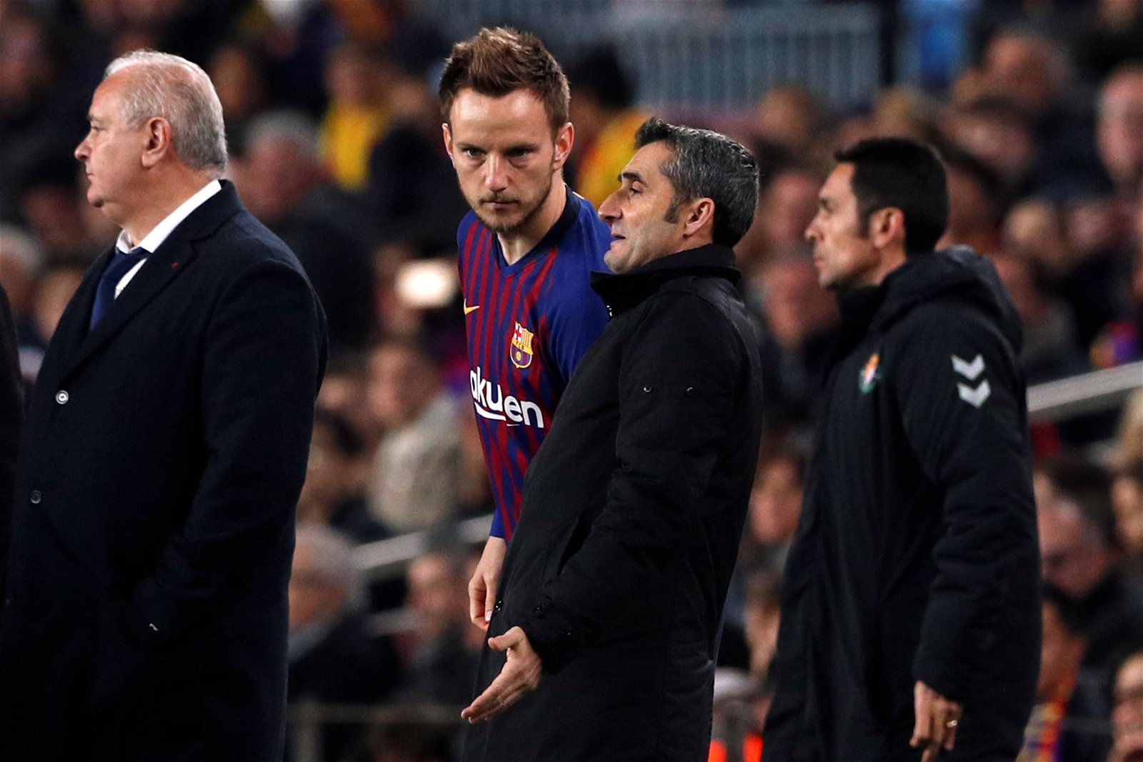 Barcelona coach hints at Ivan Rakitic exit 1