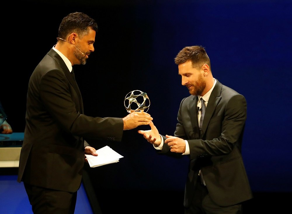 Lionel Messi receives Balon Educativo de Scholas award 1