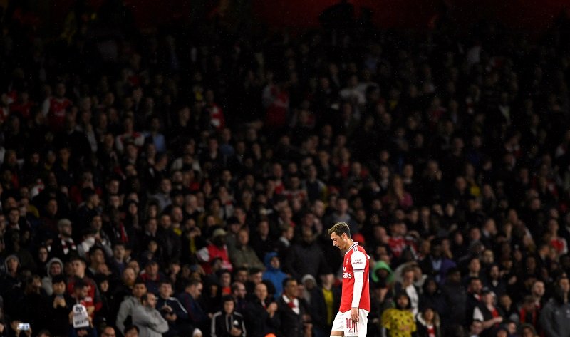 Mesut Ozil tells Arsenal he is not leaving