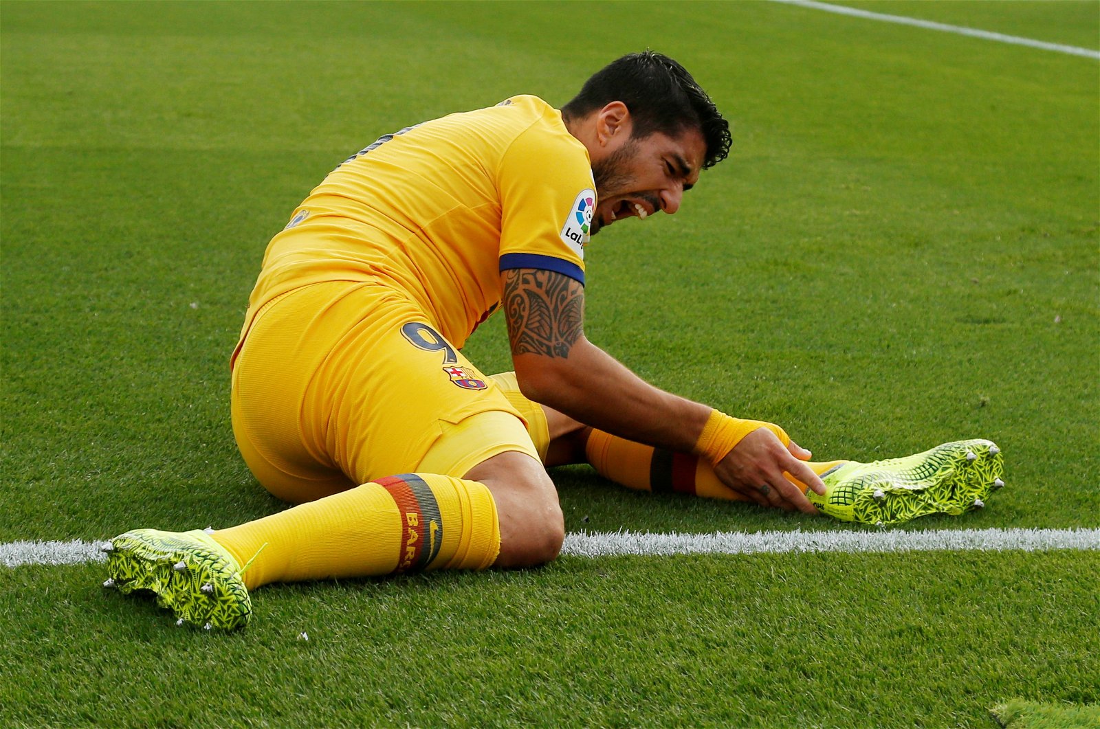 Barcelona striker Luis Suarez to miss three weeks of action with calf problem