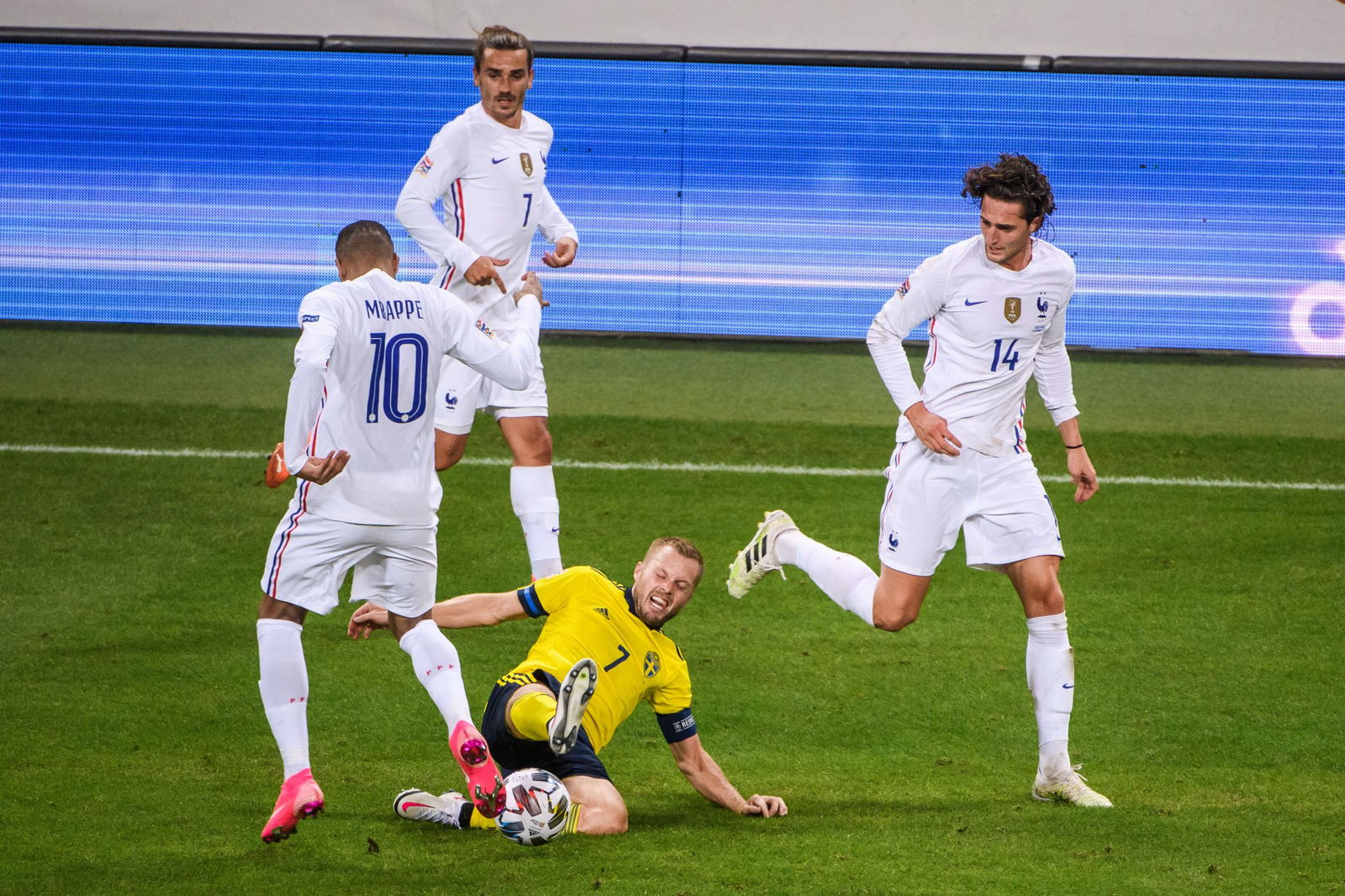 Швеция против дании. France vs Germania игры. Франция уступила 1703каналу Англии год.